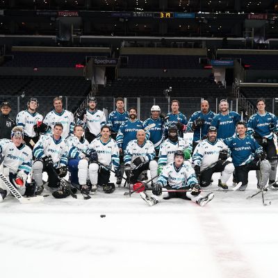 Photo of Tanner Novlan and his ice hockey team. 